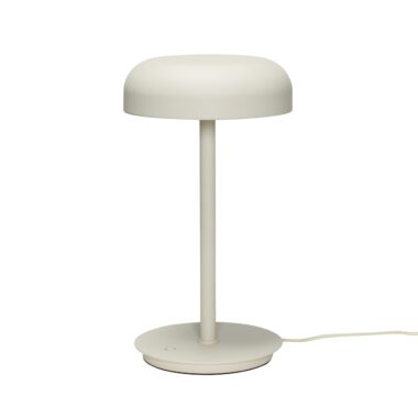 En moderne minimalistisk bordlampe med en flad, svampelignende top, en slank hals og en rund base, alt sammen i en mat hvid finish, sat mod en almindelig hvid baggrund.