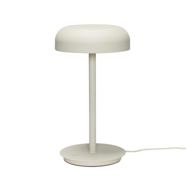 En moderne minimalistisk bordlampe med en flad, svampelignende top, en slank hals og en rund base, alt sammen i en mat hvid finish, sat mod en almindelig hvid baggrund.