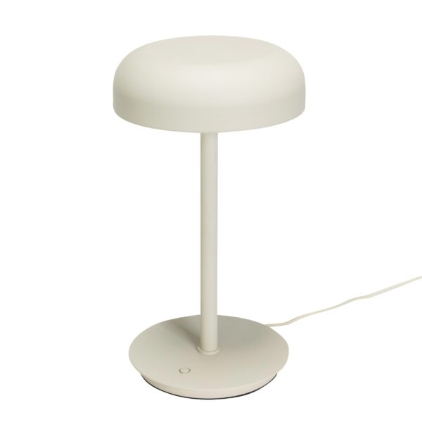 En minimalistisk hvid bordlampe med en glat, kuppelformet top og et slankt lodret stativ, hvilende på en cirkulær base med en påsat netledning.