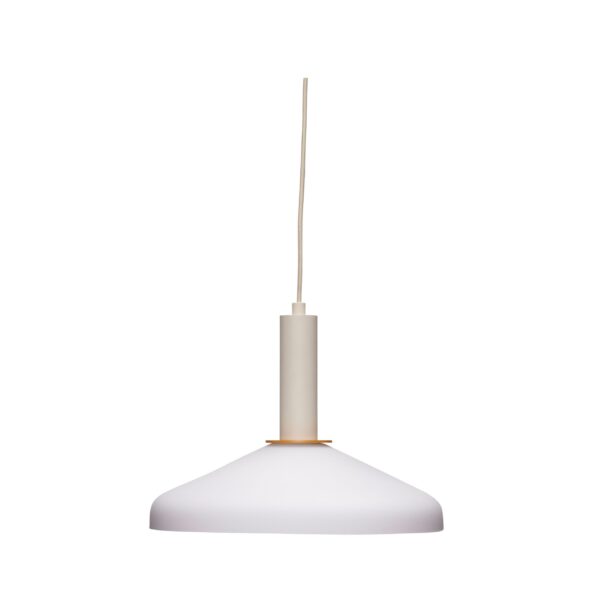 En minimalistisk pendel med en bred, kuppelformet hvid skærm med en smal metallisk stang og cylindrisk fastgørelse foroven, isoleret på en hvid baggrund.
