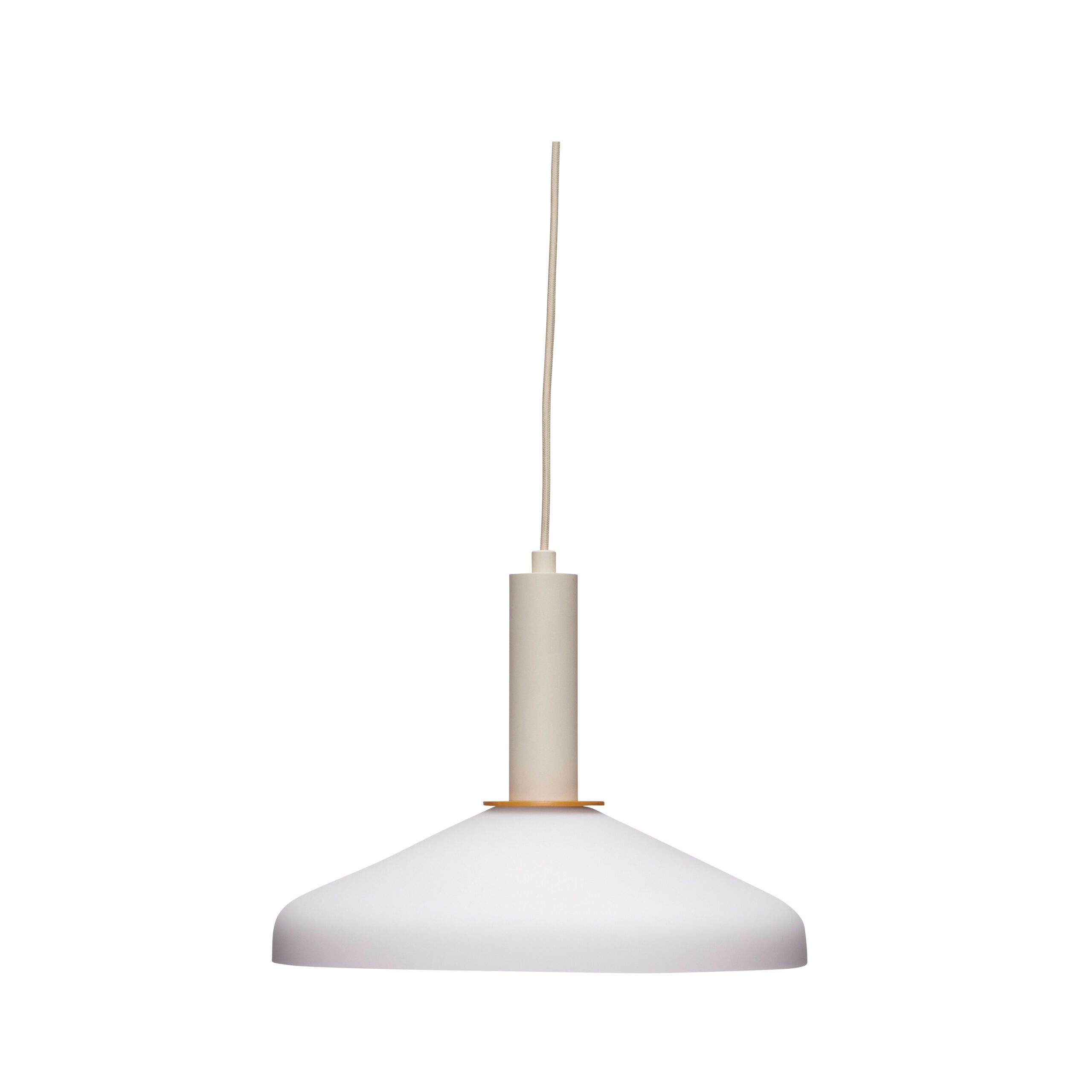 En minimalistisk pendel med en bred, kuppelformet hvid skærm med en smal metallisk stang og cylindrisk fastgørelse foroven, isoleret på en hvid baggrund.