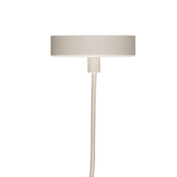 En minimalistisk hvid væglampe med et vandret bjælkedesign fastgjort til et vægbeslag, med en tekstureret hvid ledning, der hænger ned mod en almindelig baggrund.