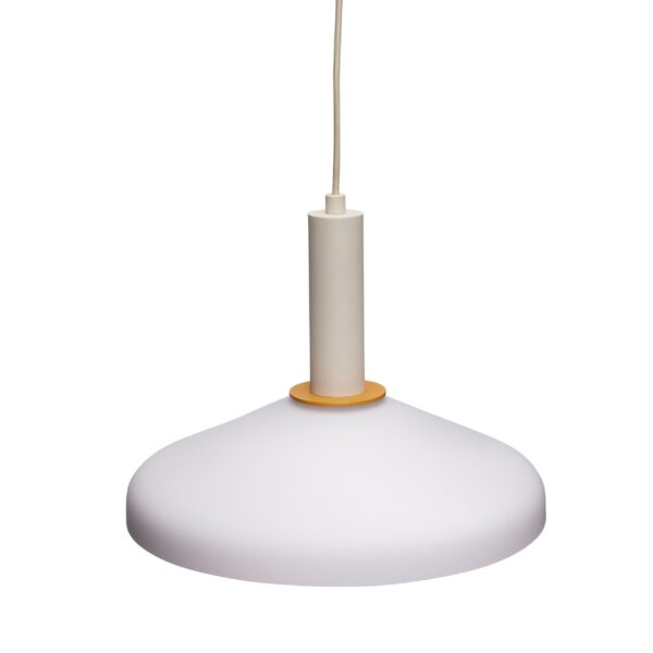 En moderne pendel med en slank, bred hvid kuppelskærm og en øvre cylindrisk del i beige, ophængt af en enkelt ledning på en hvid baggrund.