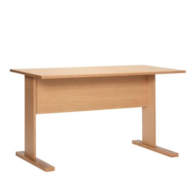 Et simpelt træbord med flad top og panelsider, vist mod en almindelig hvid baggrund. skrivebordet udviser et beskedent design med en glat, naturlig træfinish.