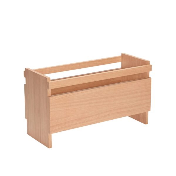 En moderne plantekasse i træ med et enkelt, rektangulært design, med et nederste opbevaringsrum og et øvre område til planter, isoleret på en hvid baggrund.