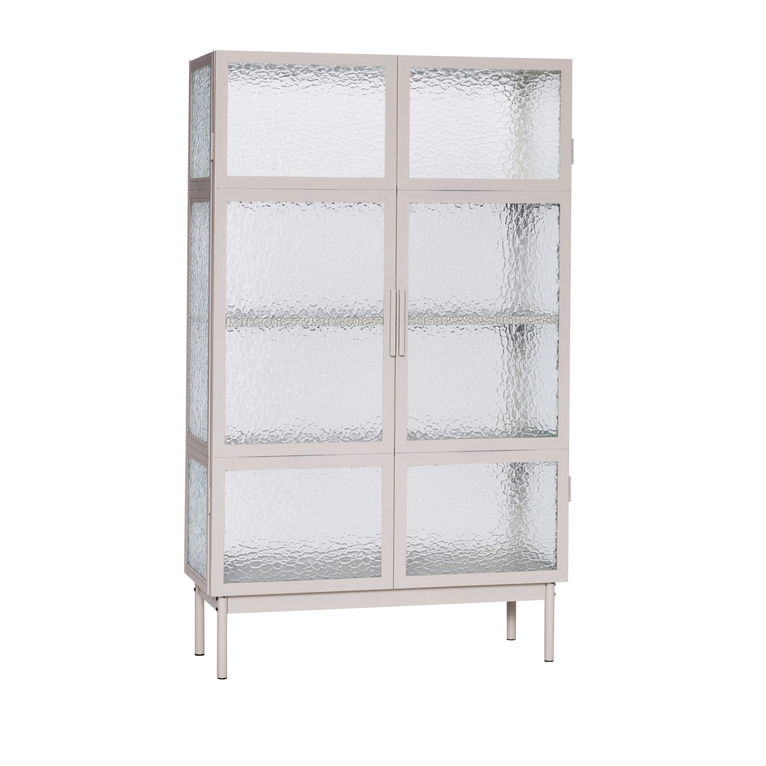 Et moderne, lysegråt vitrineskab med glaslåger med et tekstureret glasdesign og tre indvendige hylder, isoleret på en hvid baggrund.