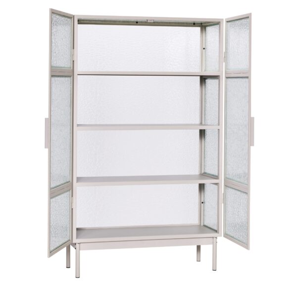Et hvidt træskab med to matte glasdøre åbne og afslører fire tomme hylder. skabet har et minimalistisk design, understøttet af en slank metalramme.