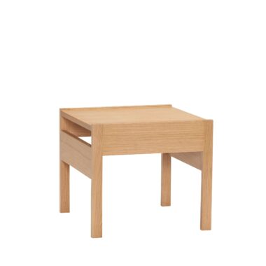 Et enkelt redebord i træ, hvor det mindre bord delvist gled ind under det større mod en almindelig hvid baggrund.