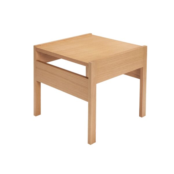En enkel trætaburet med en flad firkantet top og fire ben, med en nederste hylde. skamlen er vist mod en almindelig hvid baggrund.