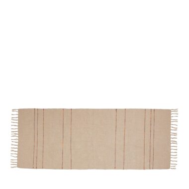 Et beige tæppe med subtile lodrette røde og blå striber, med frynsede ender, vist mod en almindelig baggrund.