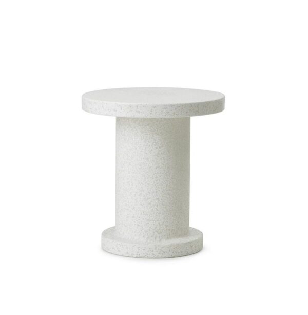 En simpel cylindrisk hvid NORMANN COPENHAGEN - Bit Sidebord lavet af, hvad der ser ud til at være sten, med en flad top og base, mod en almindelig hvid baggrund.