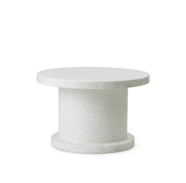 En enkel, cylindrisk hvid NORMANN COPENHAGEN - Bit Sofabord med en tekstureret finish, isoleret på en hvid baggrund.