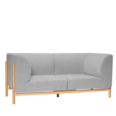 En moderne, lysegrå HÜBSCH - Moment Sofa 3-pers. (Kopier) med et minimalistisk design. Sofaen har et tekstureret stofbetræk og en træramme med fire ben. Ryg og armlæn danner en kontinuerlig linje, hvilket giver den et slankt og moderne look.