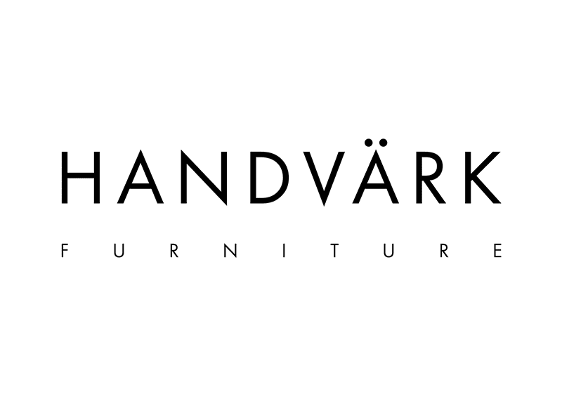 Billedet har logoet for HANDVÄRK MØBLER. Ordet "HANDVÄRK" er skrevet med store bogstaver med et stiliseret design, inklusive en omlyd over bogstavet 'A'. Under den er "MØBLER" skrevet med mindre store bogstaver med mellemrum. Baggrunden er hvid.