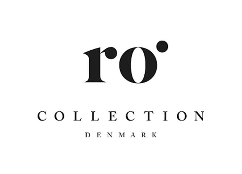Et logo har teksten "ro°" i stor, fed skrift over ordene "COLLECTION DENMARK" med mindre, store bogstaver. Designet er minimalistisk med et rent, sort og hvidt farveskema.