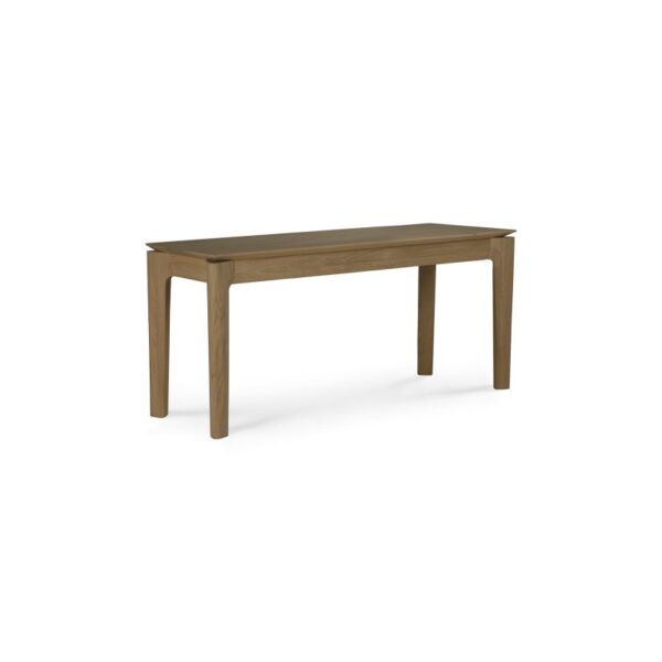 En Bok bænk - teaktræ med en rektangulær top og fire lige ben. Bænken har en naturlig træfinish og et enkelt, moderne design.