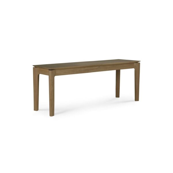 En moderne bokbænk af træ - teaktræ med rektangulær top og fire lige ben. Bænken har et minimalistisk design med glatte kanter og en naturlig træfinish. Toppen hænger lidt over benene, hvilket skaber en subtil visuel detalje.
