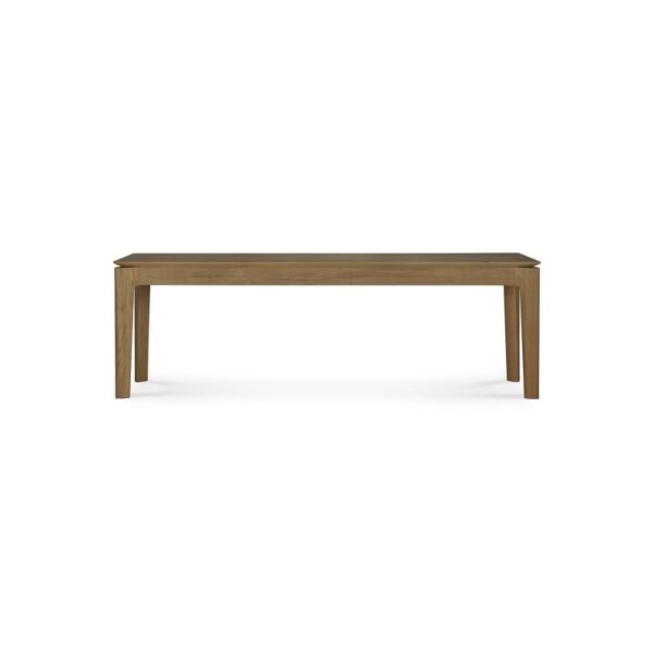 En rektangulær Bok-bænk af træ - teaktræ med fire lige ben. Bænken har et enkelt, moderne design og er placeret mod en almindelig hvid baggrund. Træet har en naturlig finish, der viser dets årer og tekstur.