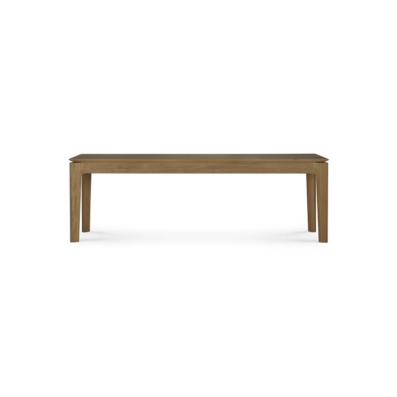En rektangulær Bok-bænk af træ - teaktræ med fire lige ben. Bænken har et enkelt, moderne design og er placeret mod en almindelig hvid baggrund. Træet har en naturlig finish, der viser dets årer og tekstur.