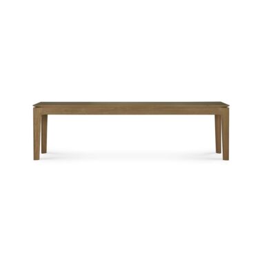 En Bok bænk - teaktræ med minimalistisk design og fire lige ben. Bænken har en glat overflade og en naturlig træfinish. Baggrunden er almindelig hvid.