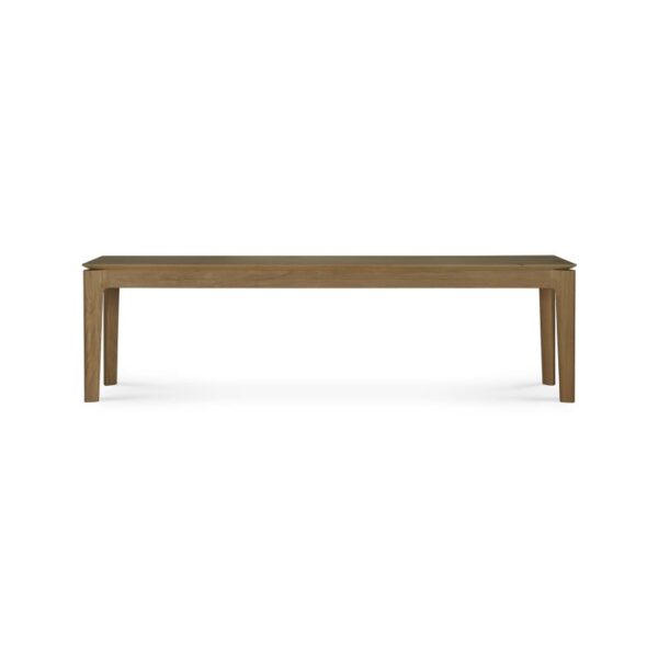En Bok bænk - teaktræ med minimalistisk design og fire lige ben. Bænken har en glat overflade og en naturlig træfinish. Baggrunden er almindelig hvid.