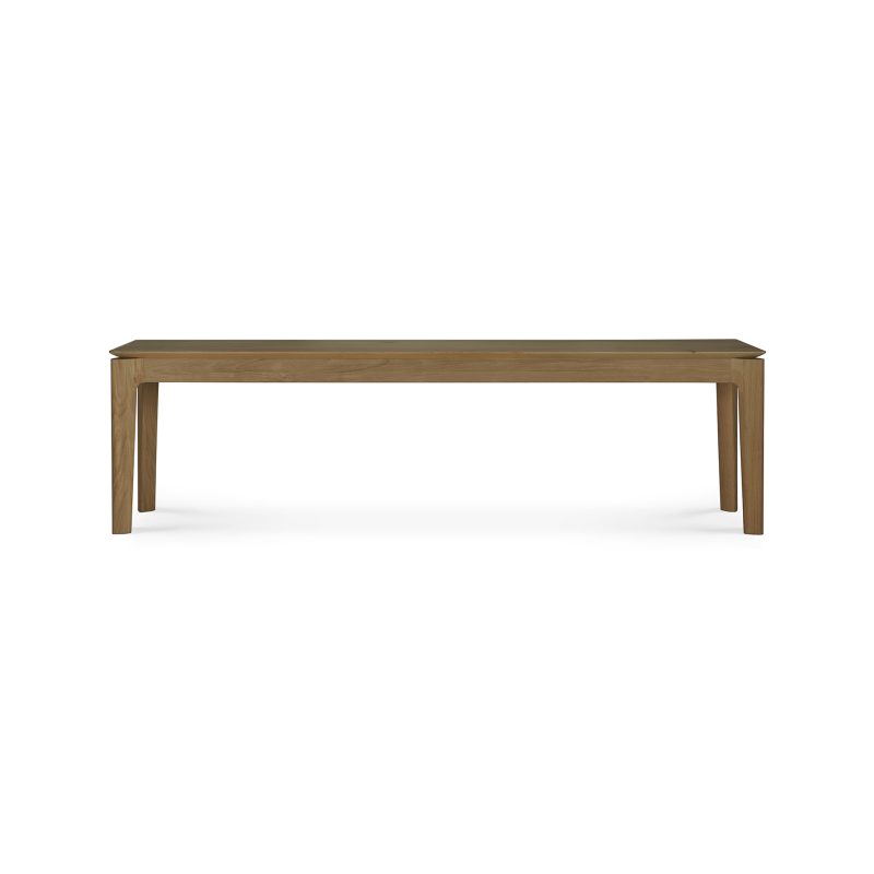 En Bok bænk - teaktræ med minimalistisk design og fire lige ben. Bænken har en glat overflade og en naturlig træfinish. Baggrunden er almindelig hvid.