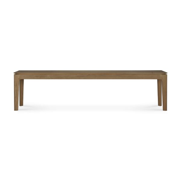 En Bok bænk - teaktræ med fire lige ben. Bænken har et enkelt, minimalistisk design med en glat overflade og naturlig træfinish. Baggrunden er ensfarvet hvid.