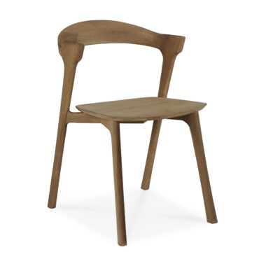 En Bok spisestuestol - teaktræ med et minimalistisk design med buet ryglæn, vinklet sæde og slanke, lige ben. Stolen er fritstående og placeret på en hvid baggrund.