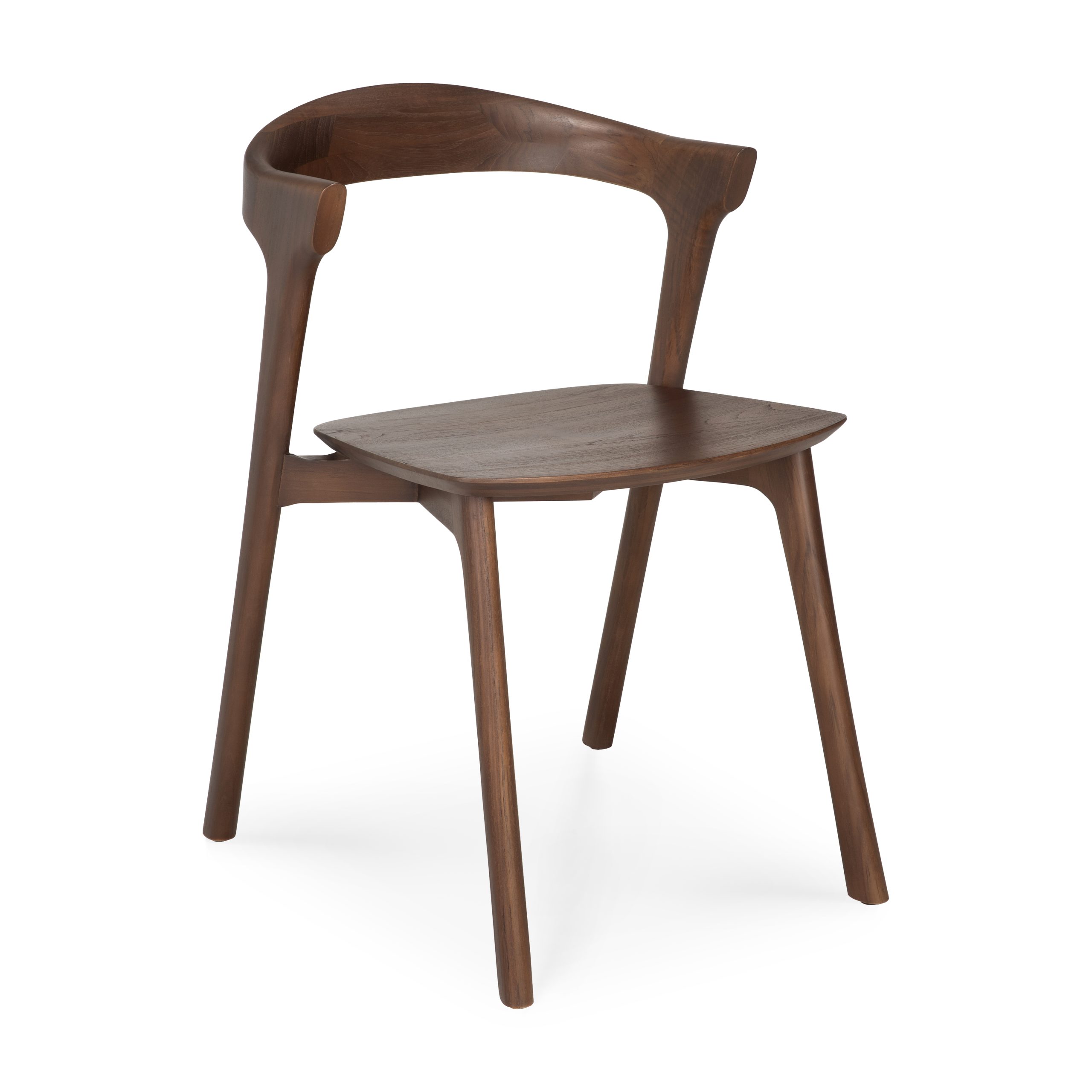 En Bok spisestuestol - lakeret teak - brun med buet ryglæn og fire ben. Sædet er fladt og designet er moderne og minimalistisk. Træet har en poleret, mørkebrun finish.
