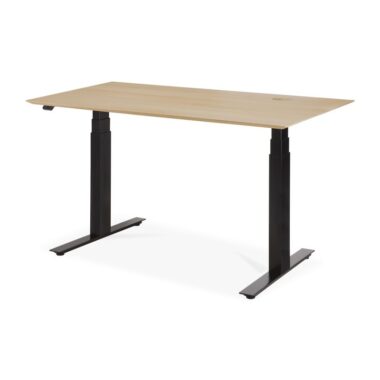 Et Bok justerbart skrivebord - plade af lakeret eg - sort base - rektangulær - med kabelføring - EU med en bordplade i let træfinish og sorte metalben. Skrivebordet har et lækkert, moderne design og et håndtag i venstre side til højdejustering.