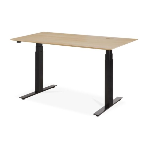 Et Bok justerbart skrivebord - plade af lakeret eg - sort base - rektangulær - med kabelføring - EU med en bordplade i let træfinish og sorte metalben. Skrivebordet har et lækkert, moderne design og et håndtag i venstre side til højdejustering.