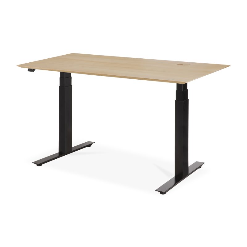 Et Bok justerbart skrivebord - plade af lakeret eg - sort base - rektangulær - med kabelføring - EU med en bordplade i let træfinish og sorte metalben. Skrivebordet har et lækkert, moderne design og et håndtag i venstre side til højdejustering.