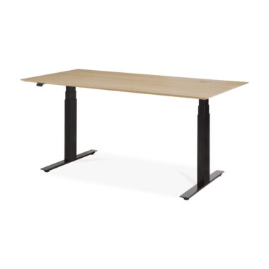 A Bok justerbart skrivebord - lakeret egetræ - sort base - rektangulær - med kabelføring - EU. Skrivebordet har et hul til kabelstyring og et håndtag i venstre side til at justere højden. Designet er minimalistisk og funktionelt.