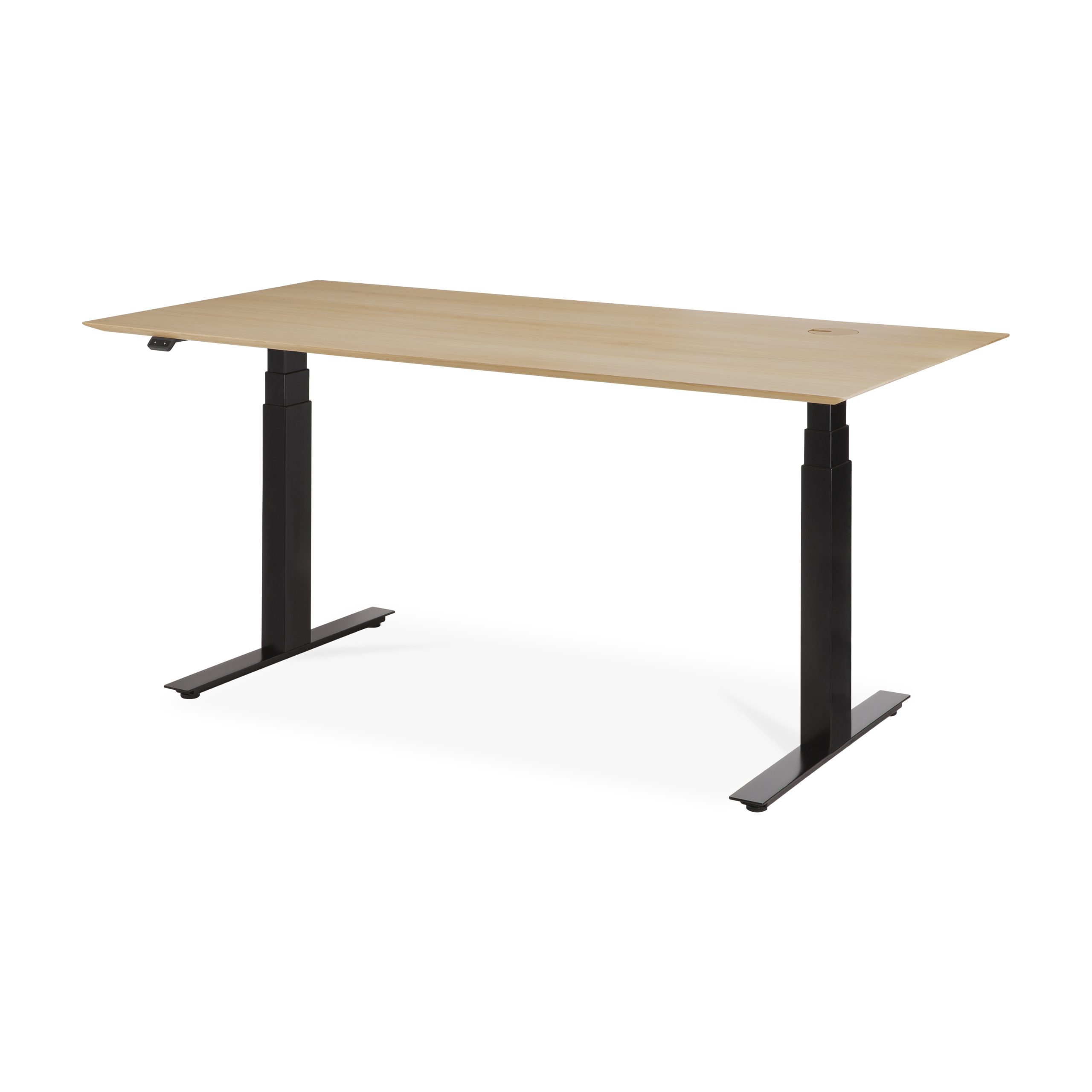 A Bok justerbart skrivebord - lakeret egetræ - sort base - rektangulær - med kabelføring - EU. Skrivebordet har et hul til kabelstyring og et håndtag i venstre side til at justere højden. Designet er minimalistisk og funktionelt.
