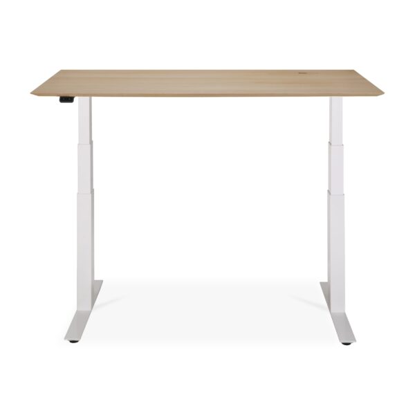 Et Bok justerbart skrivebord - plade af lakeret egetræ - hvid bund - rektangulær - med kabelføring - EU med en let træbordplade og hvide justerbare ben. Skrivebordet har et enkelt, moderne design med rene linjer, velegnet til hjemmekontoret eller arbejdsområdet.