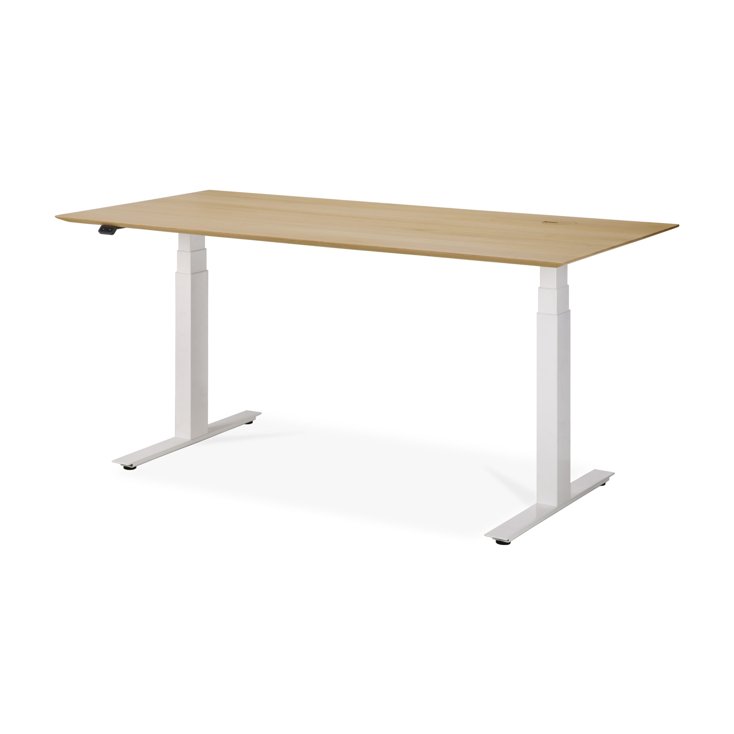 Et Bok justerbart skrivebord - top af lakeret eg - hvid bund - rektangulær - med kabelstyring - EU med en let finish, understøttet af to hvide justerbare metalben. Benene har et minimalistisk design og kan justeres i højden. Skrivebordet har et moderne, rent udseende.