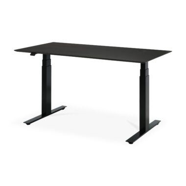 Bok justerbart skrivebord - lakeret eg sort top - sort base - rektangulær - med kabelføring - EU. Der er et lille kontrolpanel på venstre side af skrivebordet til justering af højden. Skrivebordet har et minimalistisk design med et slankt, moderne look.