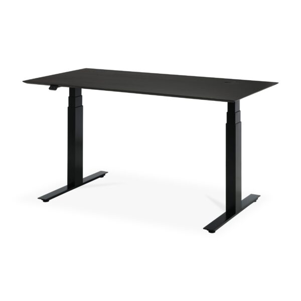 Bok justerbart skrivebord - lakeret eg sort top - sort base - rektangulær - med kabelføring - EU. Der er et lille kontrolpanel på venstre side af skrivebordet til justering af højden. Skrivebordet har et minimalistisk design med et slankt, moderne look.