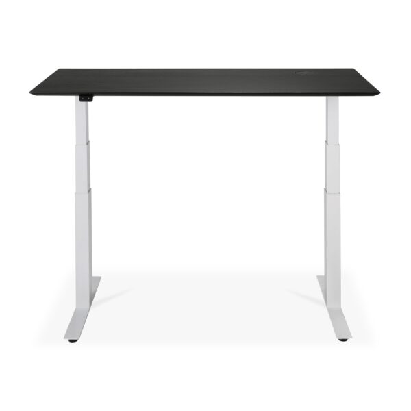 Et Bok justerbart skrivebord - lakeret eg sort top - hvid base - rektangulær - med kabelføring - EU er vist. Den har en slank overflade med minimale funktioner, understøttet af hvide ben, der kan justeres i højden. Skrivebordet ser ud til at have et rent, moderne design velegnet til kontor- eller hjemmebrug.