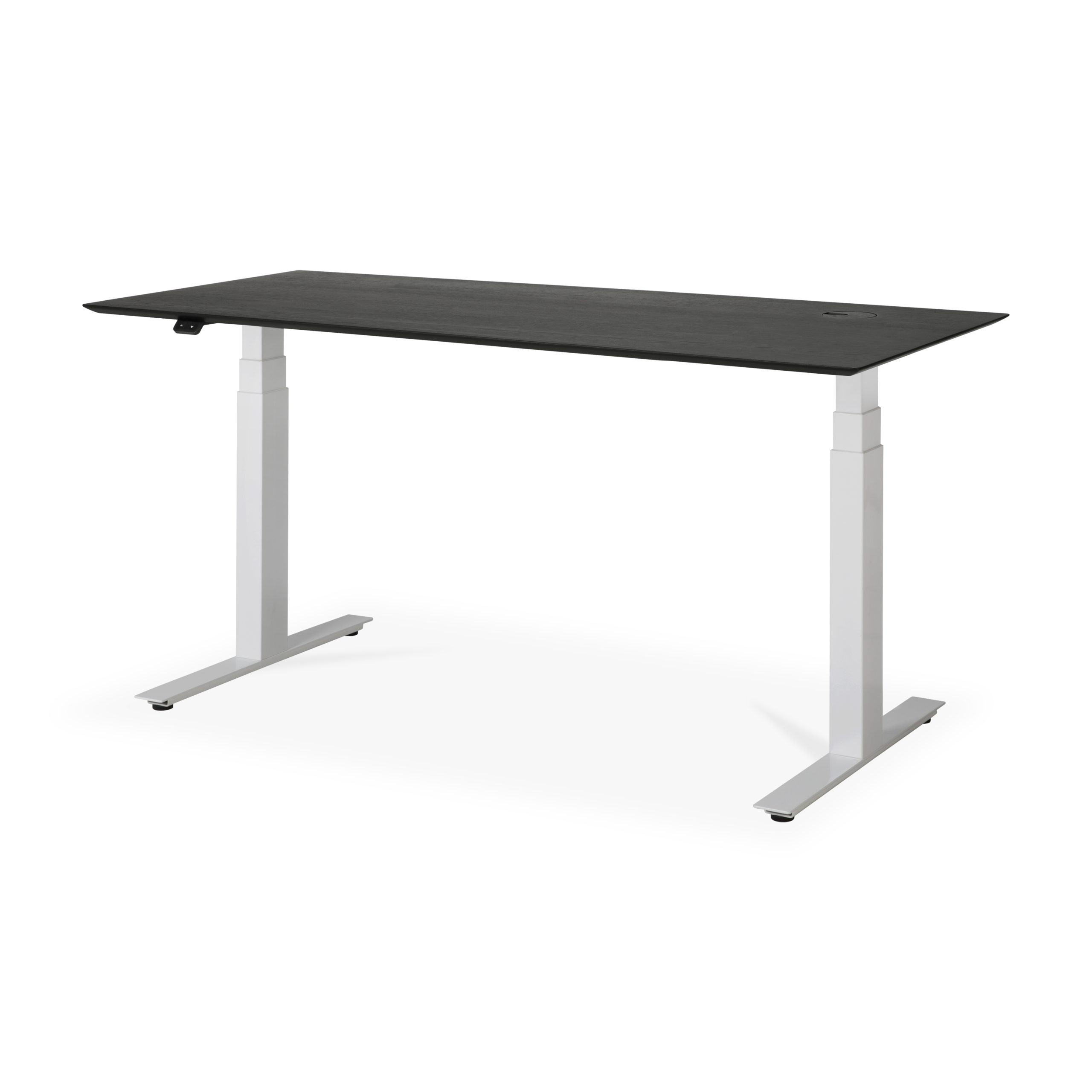 Et Bok justerbart skrivebord - sort lakeret egetræ - hvid bund - rektangulær - med kabelføring - EU med sort rektangulær bordplade og hvide metalben. Den er udstyret med et kontrolpanel til højdejustering. Designet er minimalistisk med et slankt, moderne udseende.