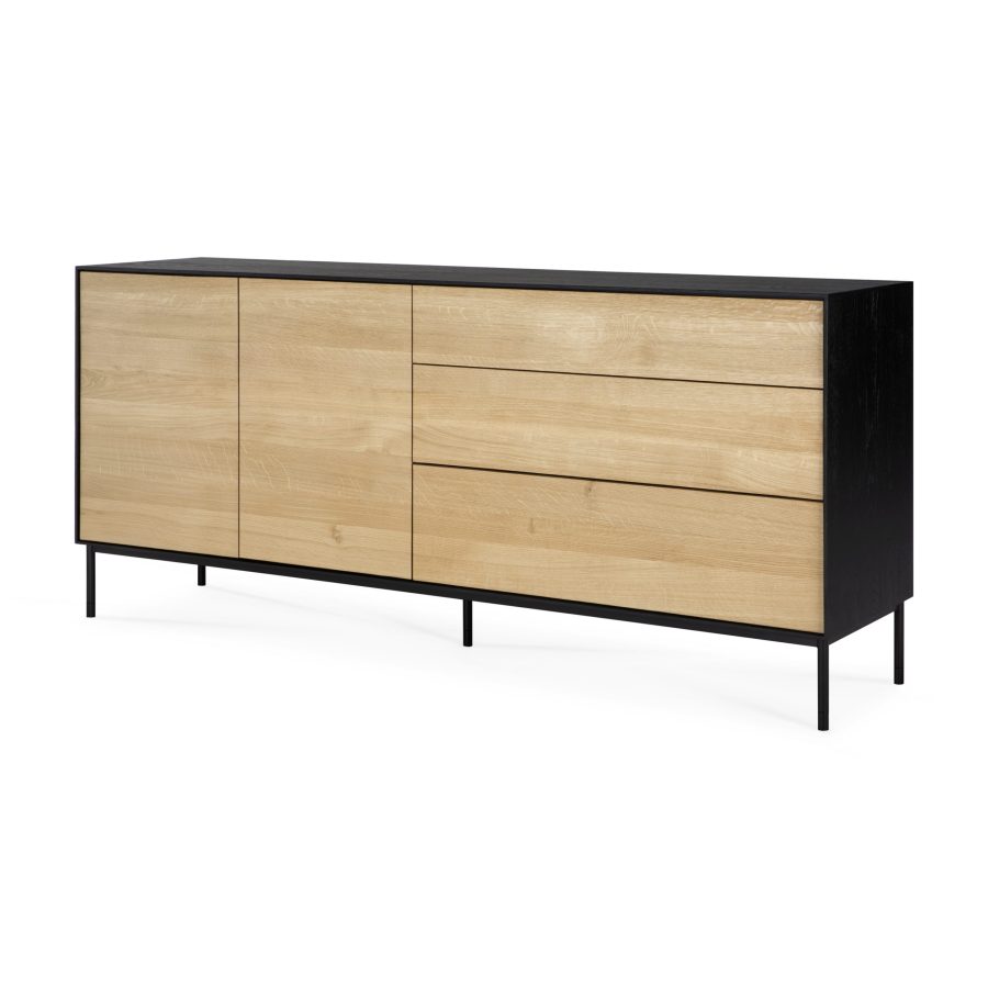 En Blackbird skænk - lakeret eg - 2 låger - 3 skuffer med sort ramme og fire frontpaneler i lyst træ. Den har to skabslåger til venstre og tre skuffer til højre. Skænken har et moderne design og står på fire slanke metalben.