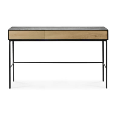 Blackbird skrivebord - lakeret eg - 2 skuffer med en mørk bordplade, to træskuffer med lyst træfinish og en sort metalramme med slanke ben. Designet er slankt og moderne, velegnet til et moderne arbejdsområde.