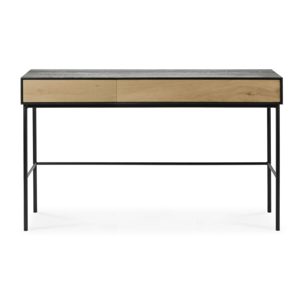 Blackbird skrivebord - lakeret eg - 2 skuffer med en mørk bordplade, to træskuffer med lyst træfinish og en sort metalramme med slanke ben. Designet er slankt og moderne, velegnet til et moderne arbejdsområde.