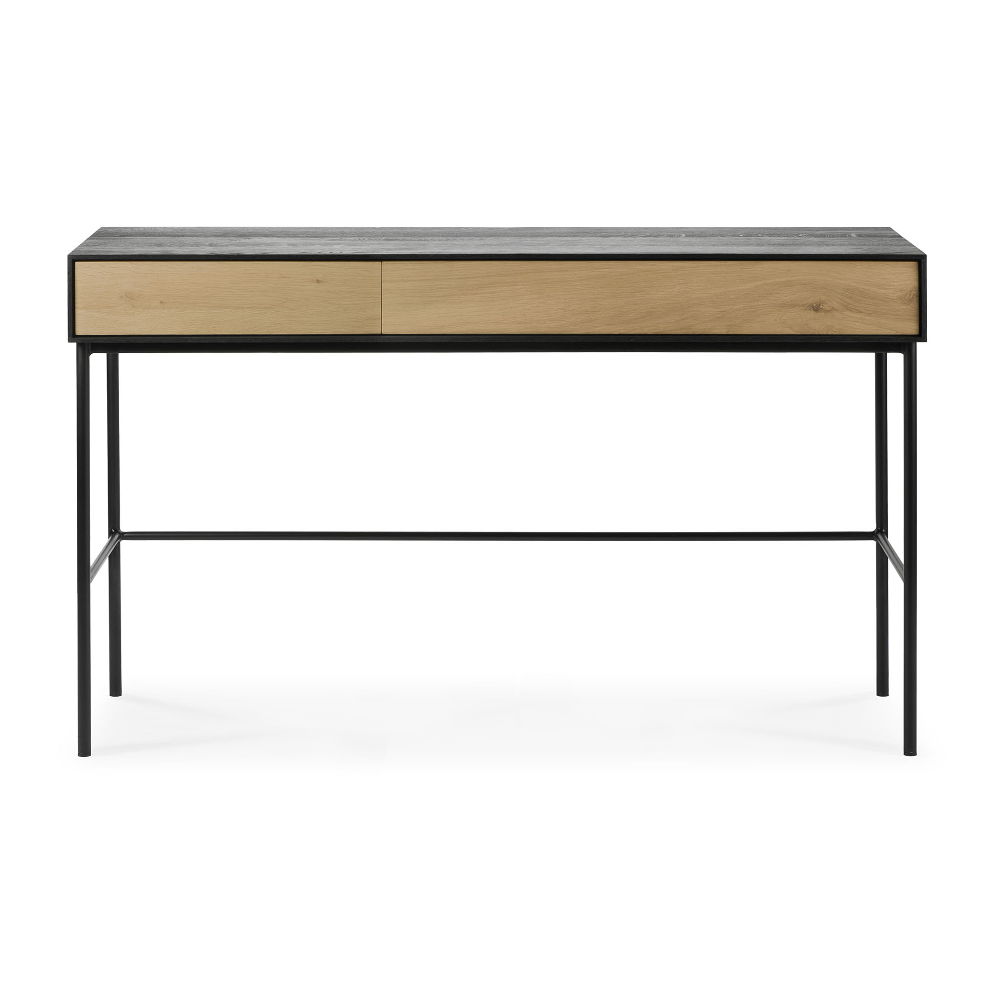 Blackbird skrivebord - lakeret eg - 2 skuffer med en mørk bordplade, to træskuffer med lyst træfinish og en sort metalramme med slanke ben. Designet er slankt og moderne, velegnet til et moderne arbejdsområde.