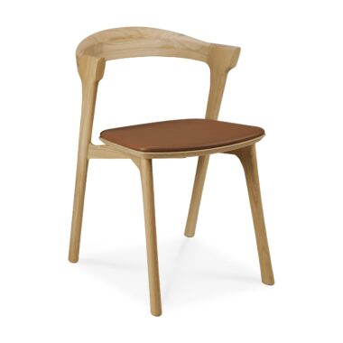 En Bok spisestuestol - lakeret eg - Cognac læder med buet ryglæn og brunt lædersæde. Stolen har et minimalistisk design med fire ben og en naturlig træfinish.