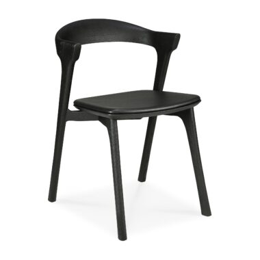Dette er en Bok spisestuestol - lakeret eg - sort - Sort læder med buet ryglæn og fire ben. Sædet er let buet for komfort. Designet er minimalistisk og moderne.