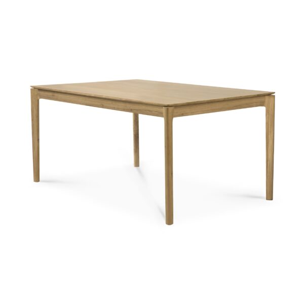 Et Bok spisebord - eg - rektangulært med tilspidsede ben. Bordet har en glat overflade og en naturlig træfinish. Designet er minimalistisk og funktionelt. Bordet er placeret mod en almindelig hvid kulisse.