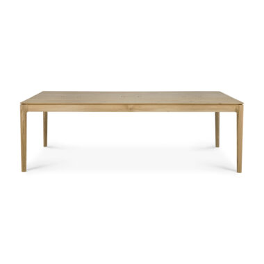 Et Bok cowork skrivebord - lakeret eg - CEE7/3 (DE, NL, ES, RU...) med en glat, flad overflade og enkle, rene linjer. Skrivebordet har fire lige ben og en naturlig træfinish. Det er fotograferet mod en hvid baggrund.