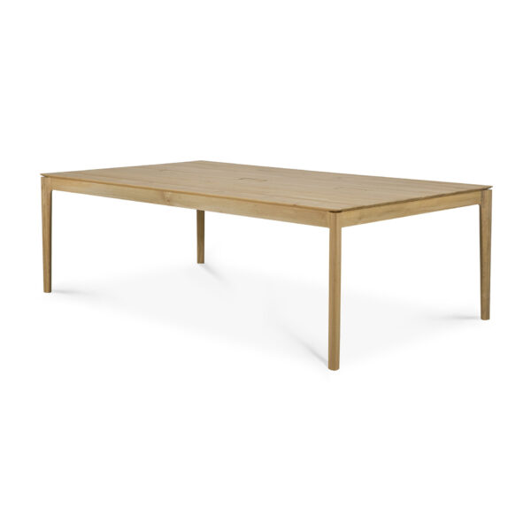 Et Bok cowork skrivebord - lakeret eg - CEE7/3 (DE, NL, ES, RU...) med en lysebrun finish. Skrivebordet har fire lige ben og et enkelt, minimalistisk design. Overfladen er glat med synlige træfibre. Skrivebordet er sat mod en hvid baggrund.