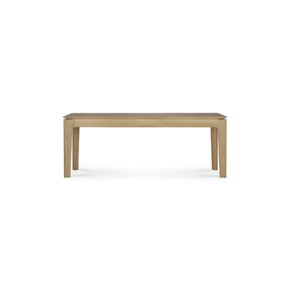 En rektangulær bænk af træ med en glat overflade og fire lige ben, vist mod en hvid baggrund. Bænken har en naturlig træfinish og et enkelt, minimalistisk design.